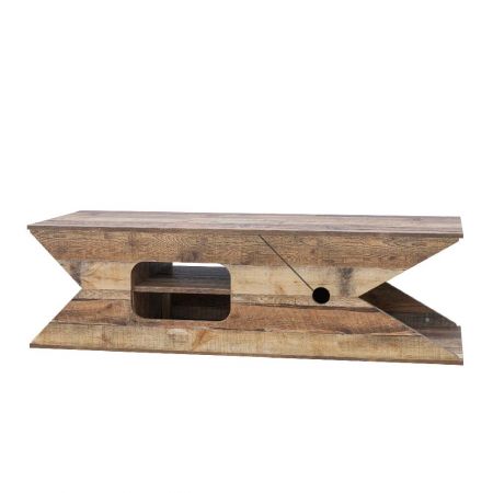 Hay un espacio central de tablero de doble capa de 35 cm de ancho. Tiene el mismo diseño que la mesa de centro. El panel inferior, de 150 x 40 cm, toca directamente el suelo. También debe tener patas de armario o un diseño con listones verticales.